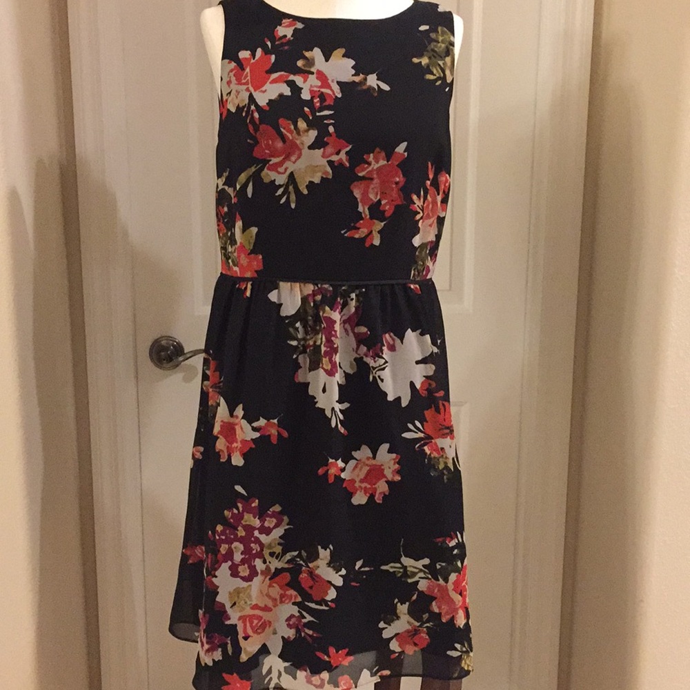 Beautiful flowers dress. New w/o tags.